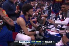 永葆激情！加時領(lǐng)先暫停時威少給隊友狂煲雞湯