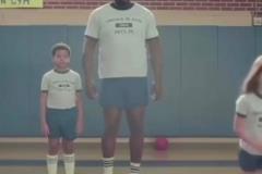 這喜劇天賦簡直了！名場面：奧尼爾冒充小學生重返校園！