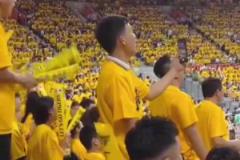 比臟話還有殺傷力？客場球迷唱《媽媽好》，張鎮(zhèn)麟母子面色鐵青