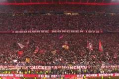 致謝拜仁死忠！穆勒爬上南看臺喊麥和球迷一起慶祝！