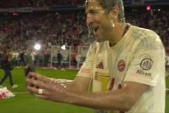 斬獲生涯首冠！凱恩啤酒浴樂在其中！