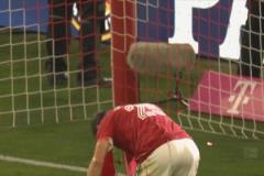 拜仁傳統(tǒng)藝能！奪冠慶祝儀式結束，安聯(lián)球場迎來啤酒浴！