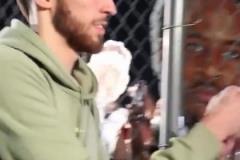 氛圍太好了！深夜的俄城機(jī)場，圍滿了球迷歡迎雷霆眾將士凱旋而歸