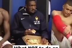 德尚之前訓(xùn)話的時(shí)候登貝萊還在吃披薩，當(dāng)年混小子如今成熟了啊~