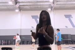 女友鏡頭前熱舞，可以看到后面訓(xùn)練的李添榮