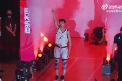 未來男籃希望？中國小將淡厚然在NCAA對位準(zhǔn)狀元弗拉格！