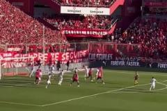 這球場氛圍無敵！現(xiàn)場感受蒙鐵爾無敵“倒掛金鉤”