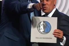 1.8%概率啊！獨(dú)行俠形象大史布萊克曼抽中狀元簽和副總裁合影