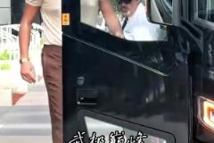 很難聽！雷霆球迷蹲在掘金大巴車前逐一“問候”
