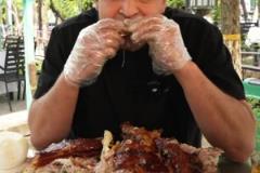 爽歪歪！西熱力江：回到新疆從現(xiàn)烤的烤全羊吃起！