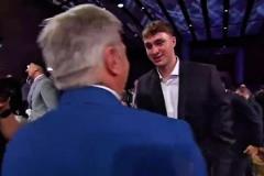 是誰說的不開心？抽簽后弗拉格與獨行俠CEO聊天笑容滿面