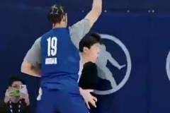 這對(duì)抗是真扎實(shí)?。铄诨@下強(qiáng)吃對(duì)手，生頂?shù)交@下一個(gè)2+1輕松愉快！