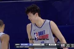 霸氣！楊瀚森籃下吃餅劈扣2+1微微一笑擊掌贏得隊(duì)友信任！