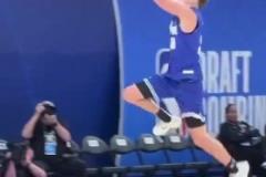 這名不簡(jiǎn)單?。″a安·詹姆斯生搶小楊隨后助攻隊(duì)友雙手暴扣