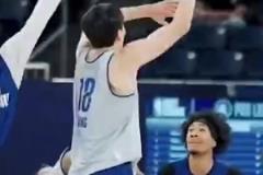 不信邪？19號(hào)臟辮大個(gè)子想挑戰(zhàn)楊瀚森，小楊這切球手速太快了吧！