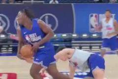 這名字是個(gè)狠人啊！錫安-詹姆斯生搶楊瀚森簡(jiǎn)直是禽獸啊