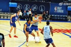 慢鏡頭感受下楊瀚森這記弧頂妙傳，場(chǎng)邊的球探都有點(diǎn)小驚訝！