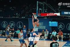 楊瀚森籃下扣籃打2+1，隊(duì)友趕忙跑過(guò)來(lái)喊：“YAO YAO YAO”