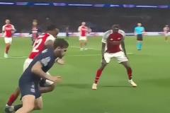 面對(duì)槍手兩人包夾，維蒂尼亞用盤帶技巧靈巧擺脫！