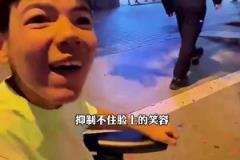 巴薩奪冠巡游，伯納爾把球衣送給了一位殘疾小球迷！