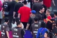 王楚淇觀看大巴黎訓(xùn)練時(shí)被巴爾科拉抽了一腳，現(xiàn)場(chǎng)直呼：小心眼！