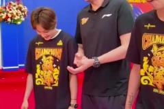 杜鋒指導(dǎo)參加廣東女籃奪冠表彰大會 并和黃思靜&楊力維親切交流