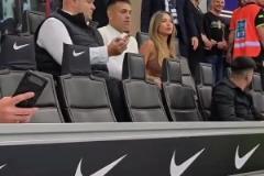 裁判吹掉阿瑙絕殺，勞塔羅缺戰(zhàn)觀眾席親吻絕美愛妻