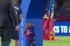 亞馬爾帶著老弟在頒獎(jiǎng)臺(tái)上舞蹈：嘿我的弟，跟著哥扭一扭