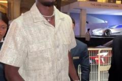 斑馬紋博格巴帶著女友出席時(shí)尚活動(dòng)，咋穿的像個(gè)靚仔~