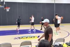 洛杉磯迎來(lái)真王楊瀚森回洛杉磯訓(xùn)練赴湖人主場(chǎng)踩場(chǎng)啦