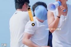 社恐馬兒外國美女找內(nèi)馬爾拍照，馬兒有點不知所措~