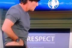 太搞了！外網(wǎng)網(wǎng)友惡搞：原來(lái)對(duì)手教練是被穆里尼奧“熏”暈了！