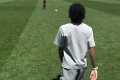 承諾如期兌現(xiàn)！拉菲尼亞曾許諾拿西甲冠軍就在主場跪行一圈