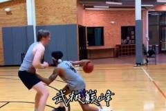 亞歷山大被問(wèn)及是什么促使愛(ài)德華茲 13 投 5 中砍下 18 分時(shí)？