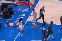 被吹技犯！愛(ài)德華茲死球期間，刻意將球扔到倒地的SGA身上