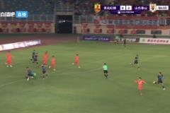 王大雷搞笑禁區(qū)內(nèi)開大腳時踢在對方腿上，自己痛得原地打滾