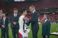 切費(fèi)林解釋了半天！隊(duì)長(zhǎng)孫興慜捧杯沒(méi)有領(lǐng)到獎(jiǎng)牌！