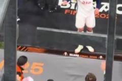 賽后孫興慜找看臺(tái)韓國(guó)球迷要了韓國(guó)國(guó)旗，身披韓國(guó)國(guó)旗慶祝奪冠！