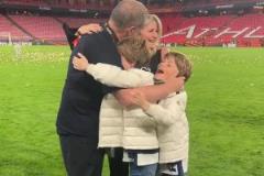 波帥兌現(xiàn)了贏得第二賽季獎(jiǎng)杯的承諾后，與妻子和兒子擁抱在一起