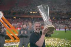 帶領(lǐng)熱刺奪得歐聯(lián)冠軍！澳波高舉歐聯(lián)獎(jiǎng)杯慶祝！