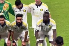 經(jīng)典踮高高C羅身穿利雅得勝利新球衣賽前合照時踮腳