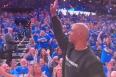 保羅現(xiàn)場(chǎng)觀戰(zhàn)！美網(wǎng)友調(diào)侃：多特為幫炮哥，所以打了福斯特嗎